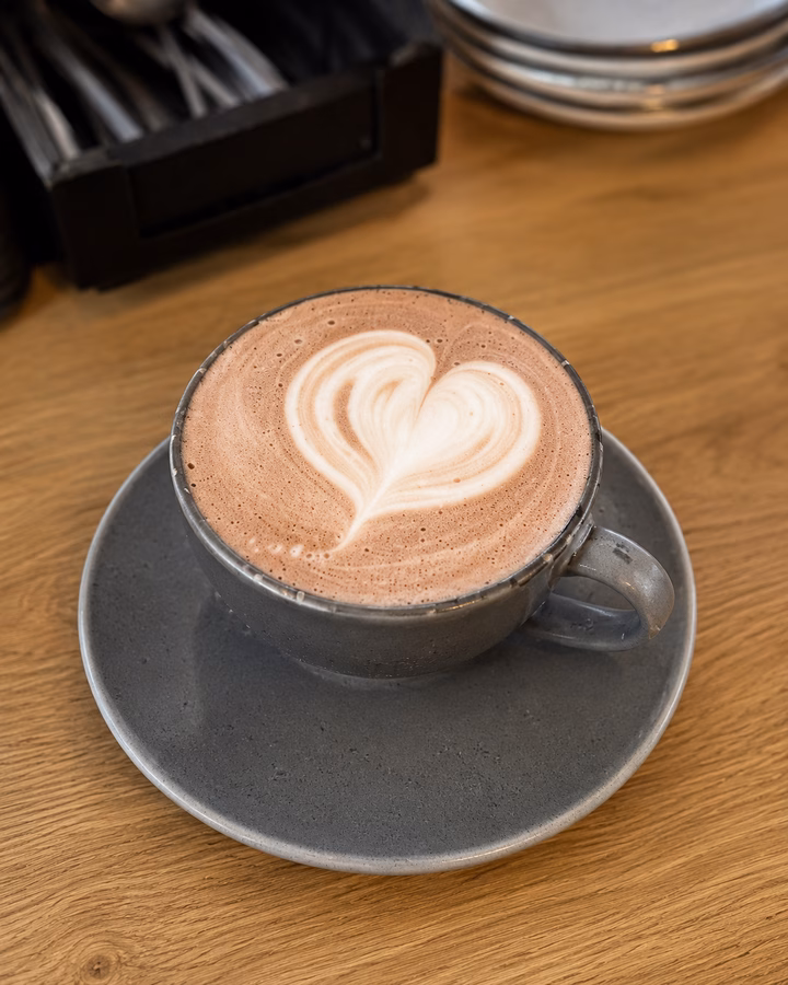 Chococcino mit Herz-Latte-Art