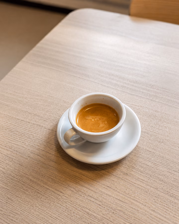Doppelter Espresso in weisser Tasse