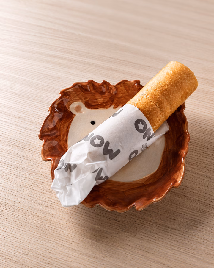 Poulet Hot-Dog auf einem Kinderteller